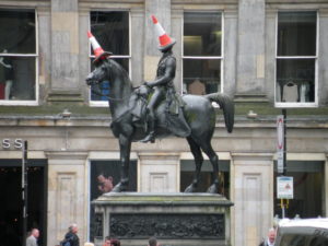 Estatua del Duque de Wellington y su caballo en Glasgow, con sus característicos conos de tráfico