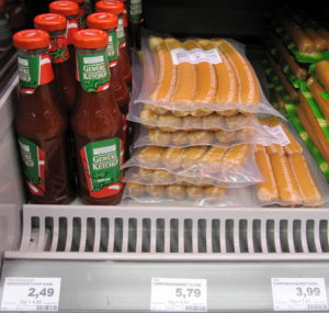 Salchichas y ketchup en un supermercado alemán