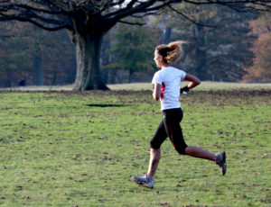 Chica corriendo: ¿por qué las mujeres viven más que los hombres?