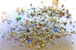Microplásticos forman las manchas de basura de los océanos.