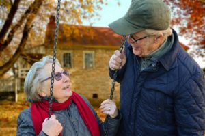 Pareja de ancianos: ¿por qué las mujeres viven más que los hombres?
